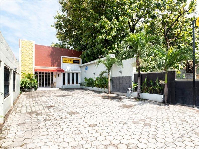 Spot On 2419 Rumah Nugraha Hotel Syariah Yogyakarta Exterior foto